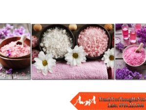 Tranh treo tường Spa bát muối tắm và hoa trên nền gỗ AmiA 4404172024